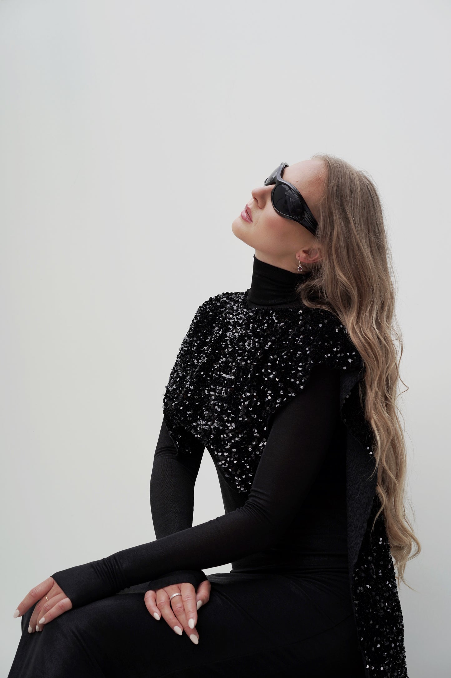 Schwarzes Pailletten-Cape-Kleid