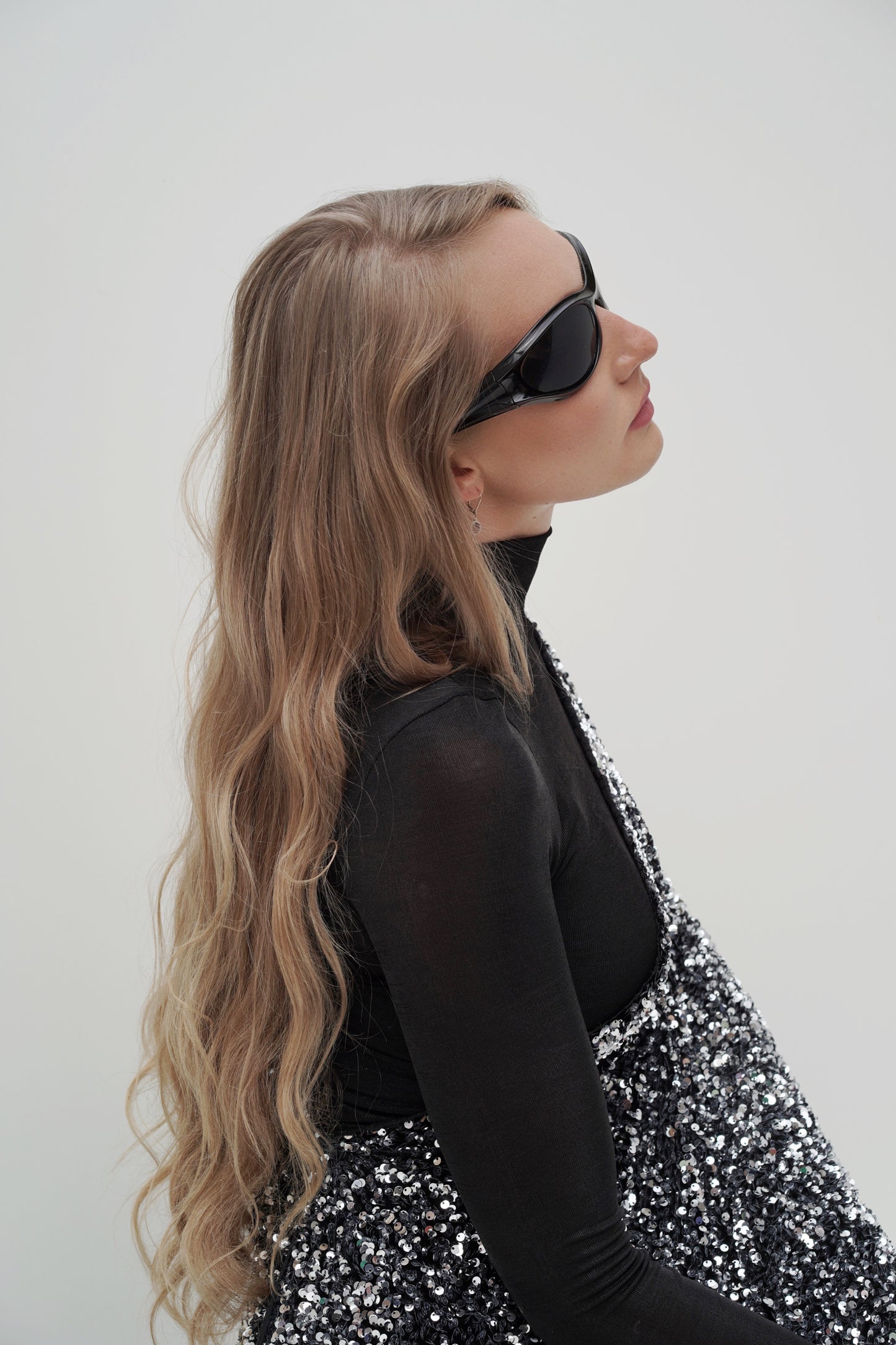 Silbernes One-Shoulder Pailletten-Kleid