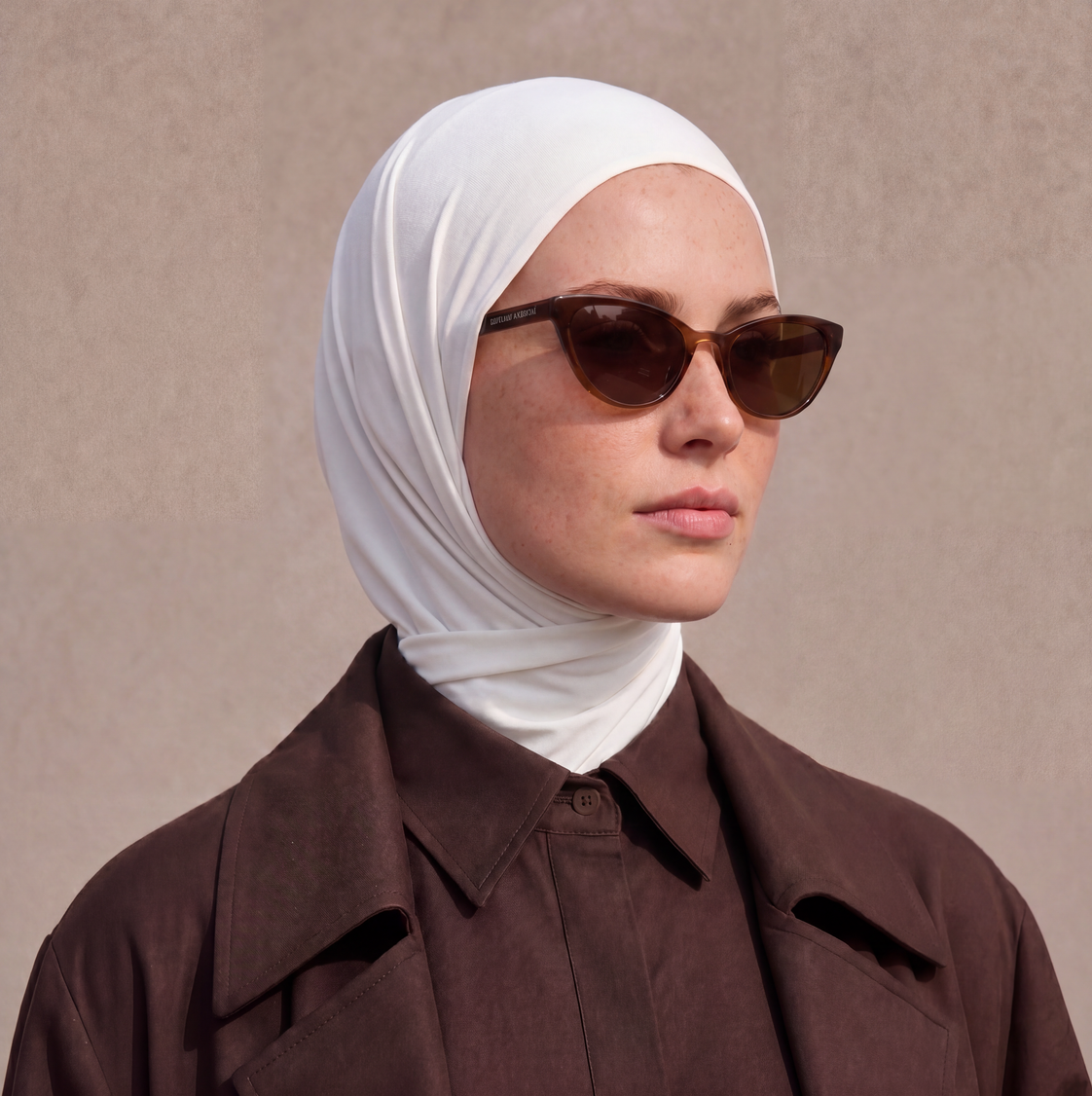 Micro Hijab in Weiß, Nahaufnahme mit Schildpatt-Sonnenbrille, seitlicher Blick, brauner Trenchcoat. KI-generiertes Bild.