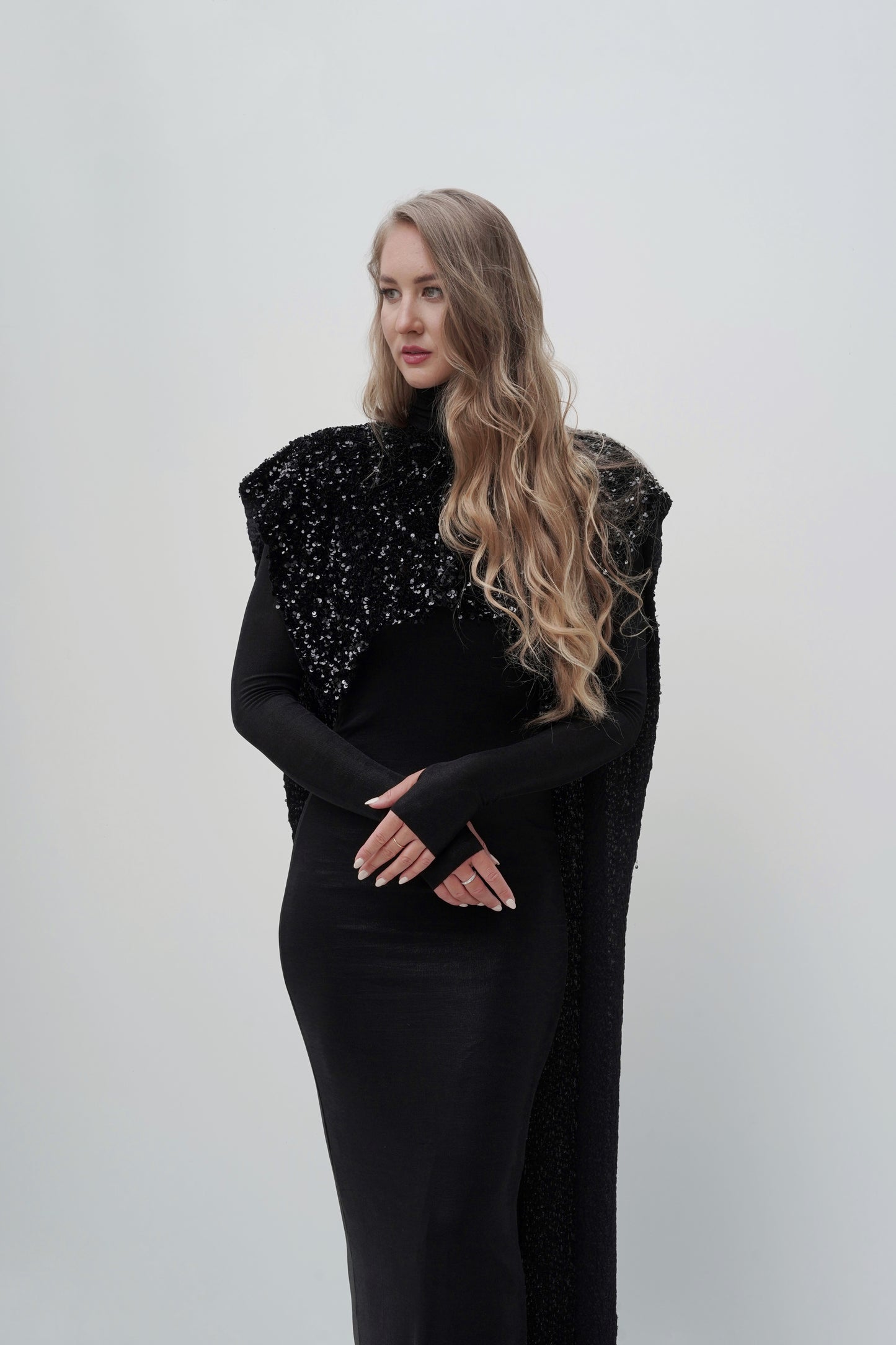 Schwarzes Pailletten-Cape-Kleid