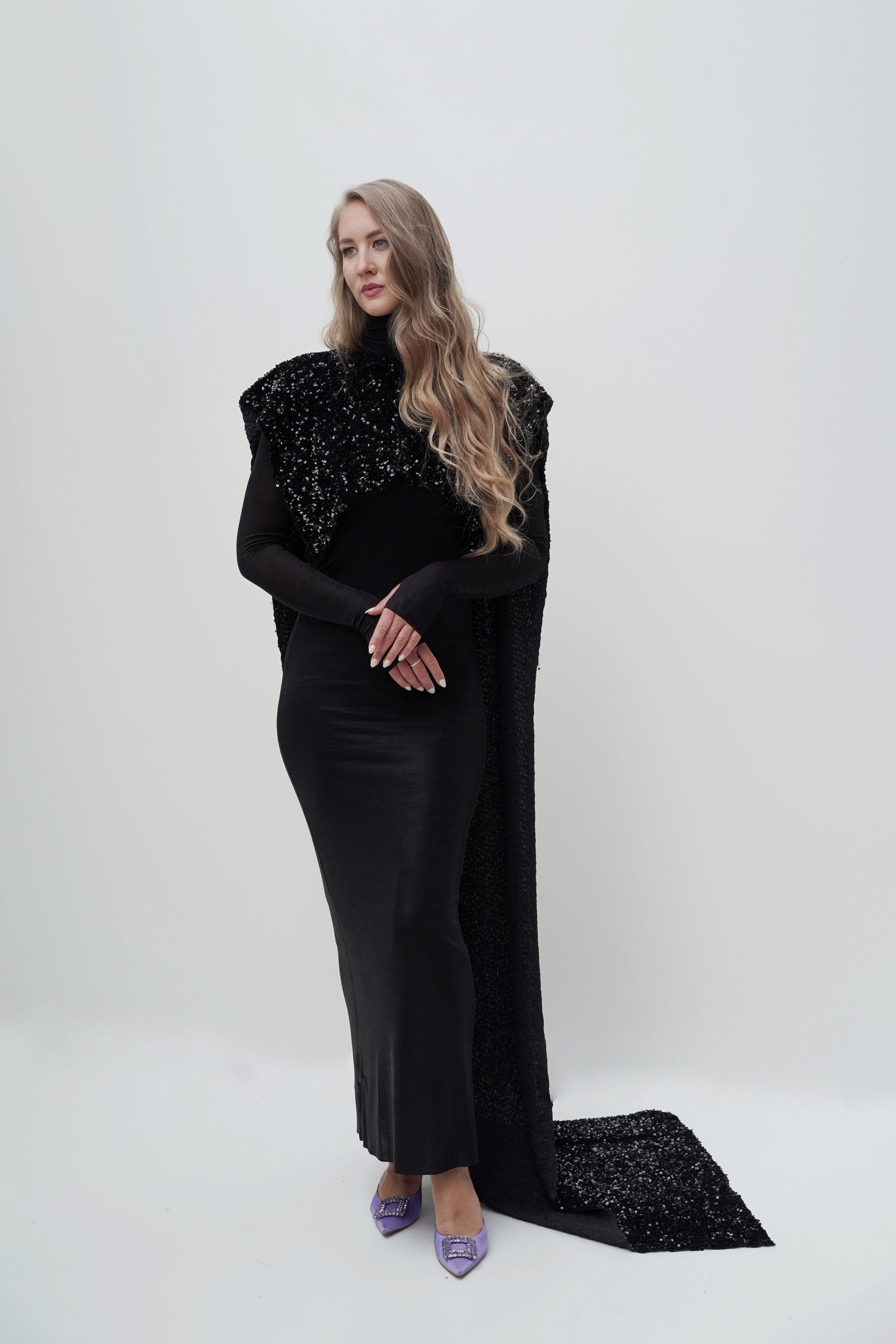 Schwarzes Pailletten-Cape-Kleid