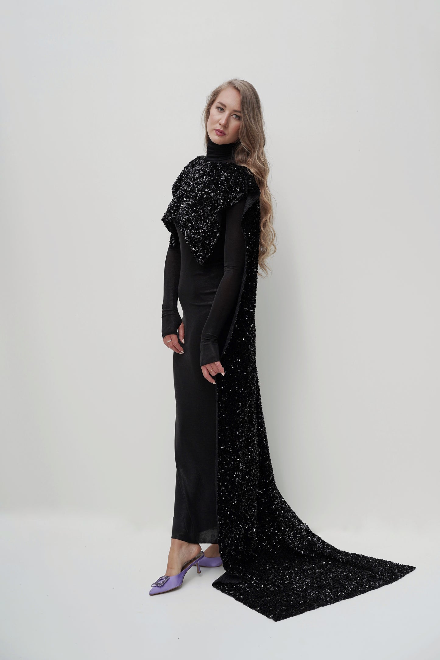 Schwarzes Pailletten-Cape-Kleid