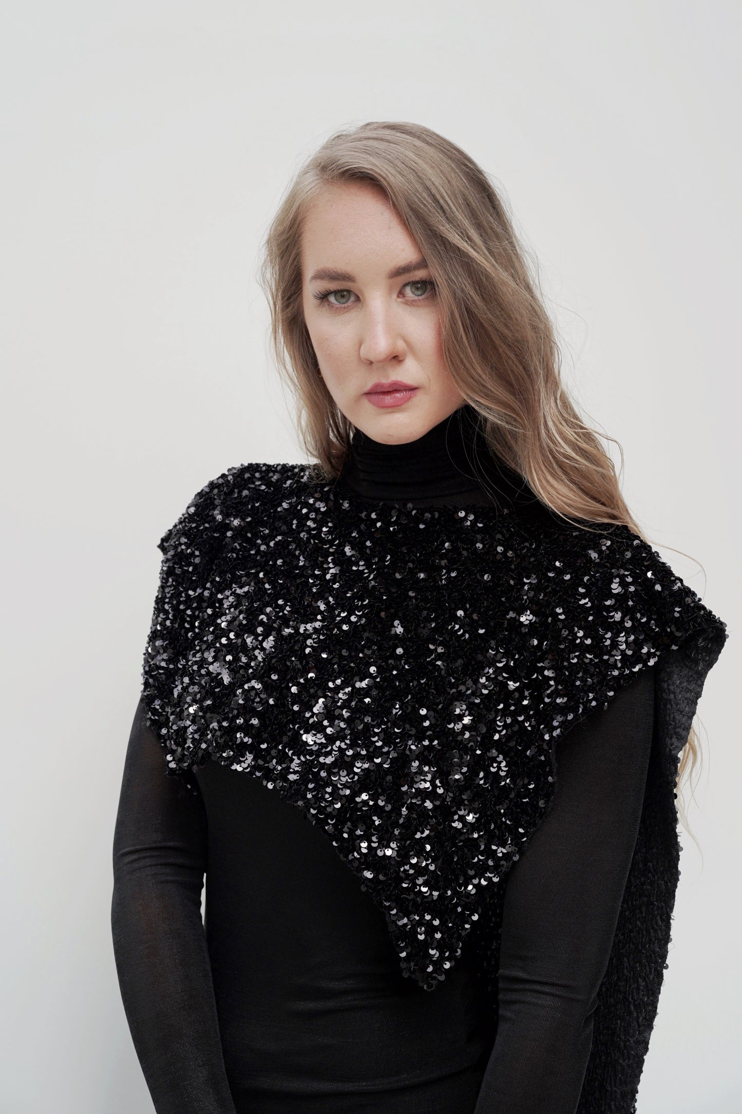 Schwarzes Pailletten-Cape-Kleid