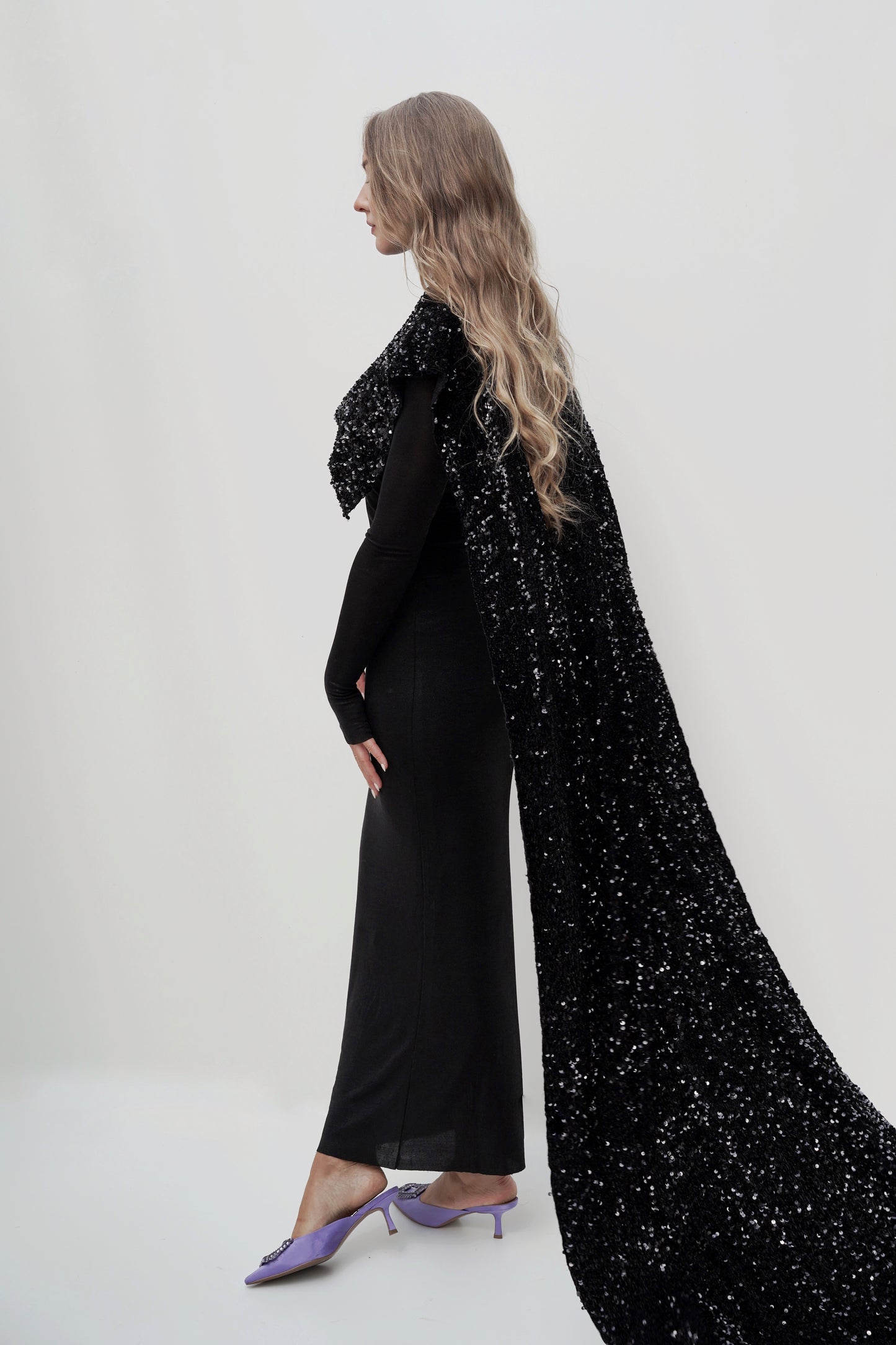 Schwarzes Pailletten-Cape-Kleid