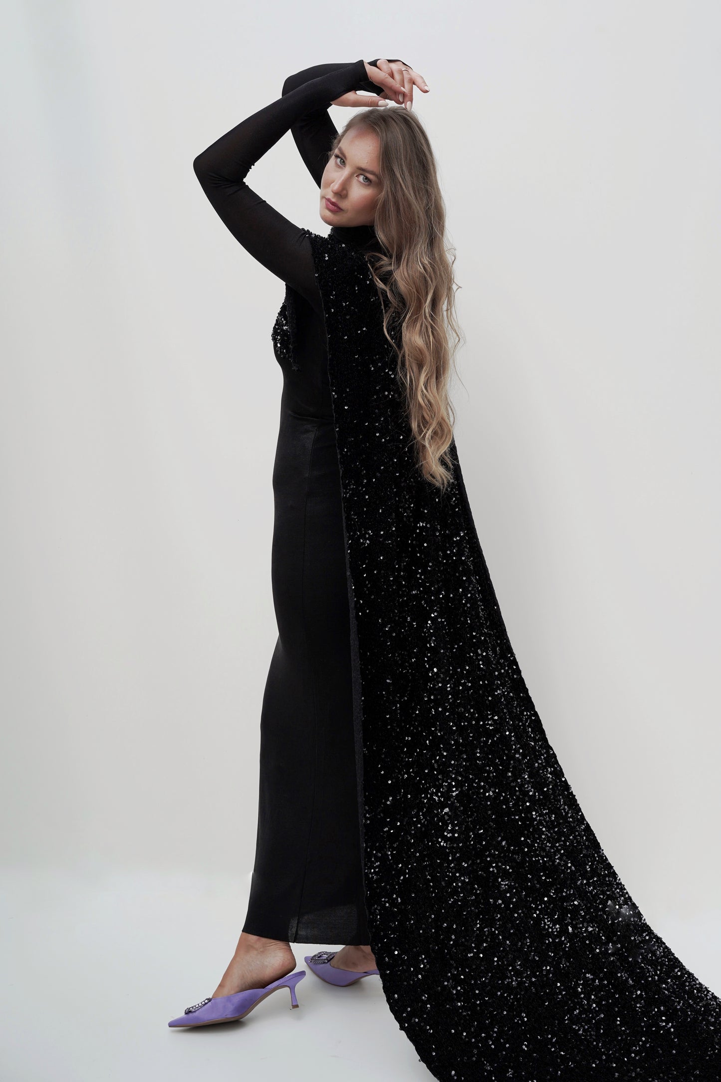 Schwarzes Pailletten-Cape-Kleid