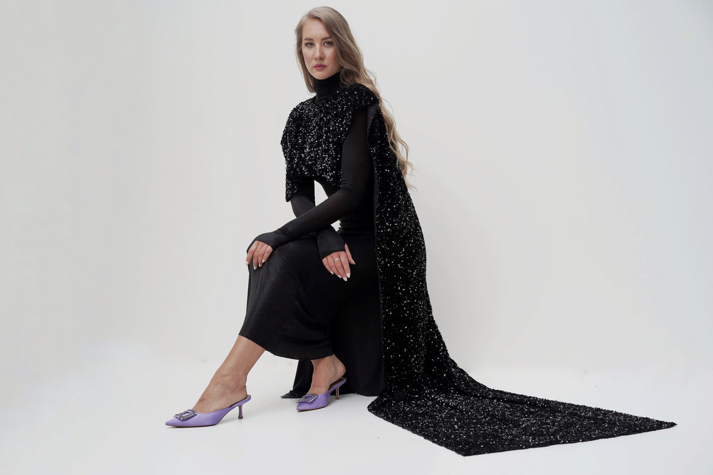 Schwarzes Pailletten-Cape-Kleid