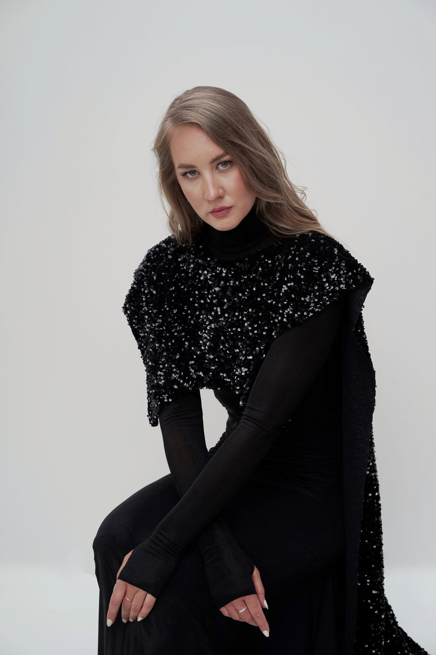 Schwarzes Pailletten-Cape-Kleid