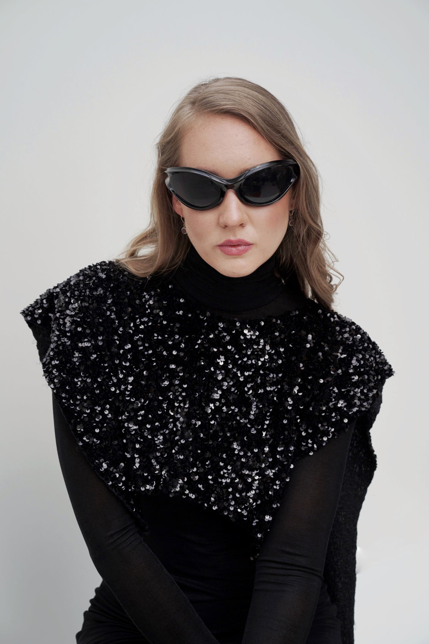 Schwarzes Pailletten-Cape-Kleid