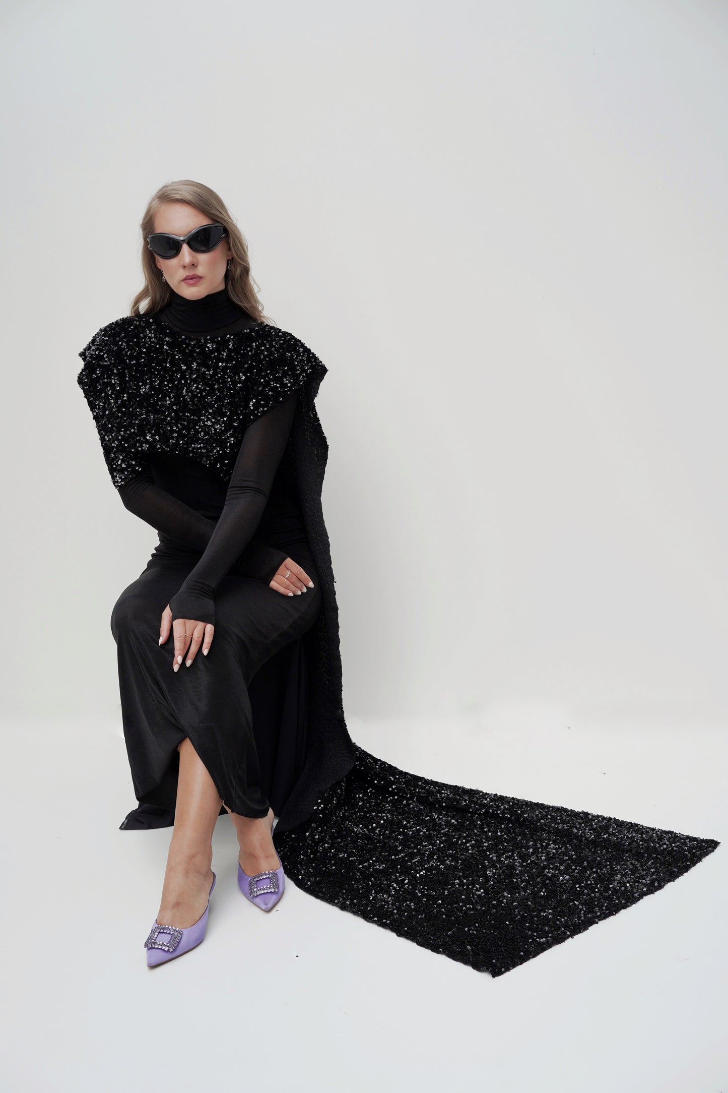 Schwarzes Pailletten-Cape-Kleid