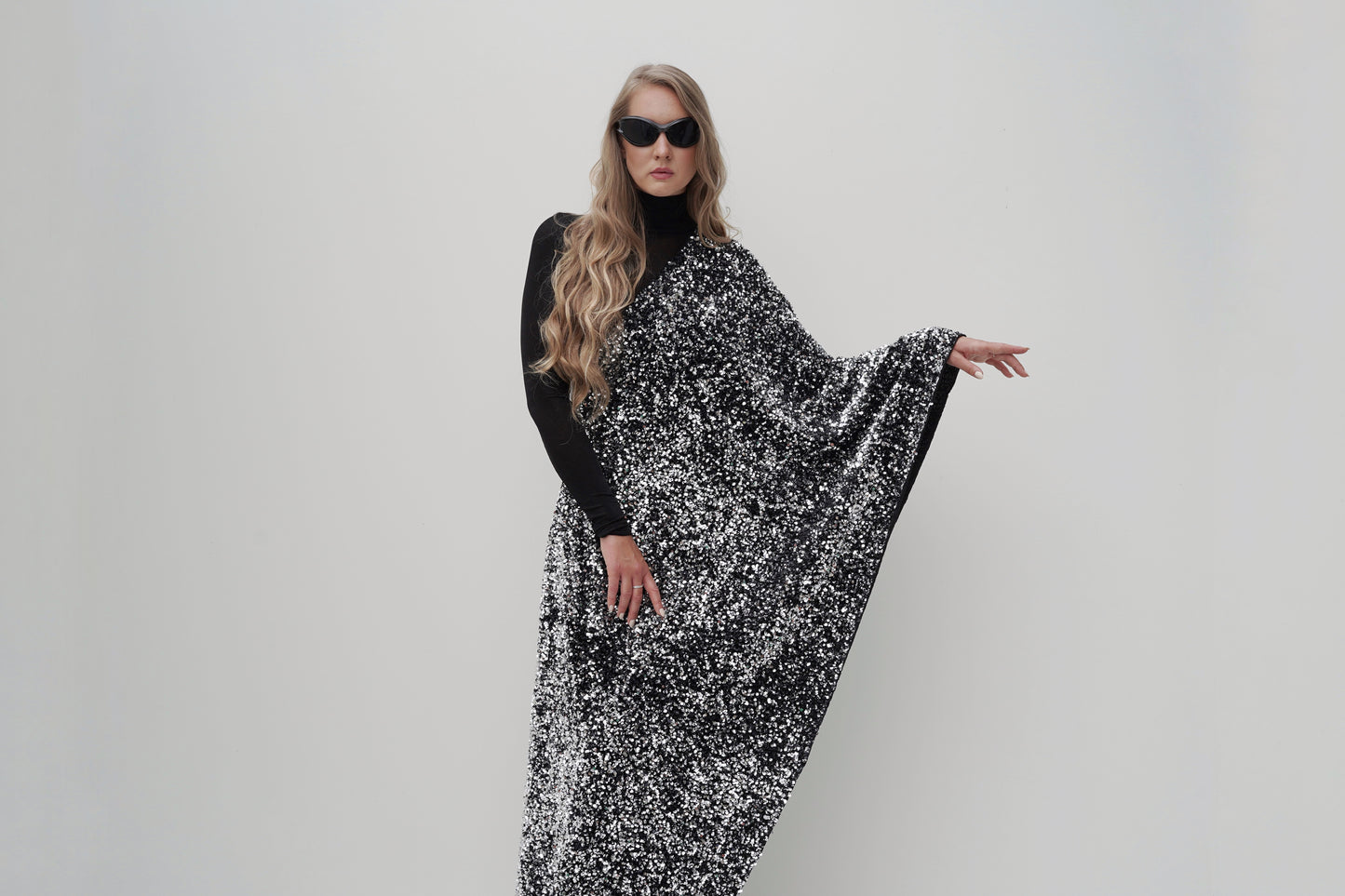 Silbernes One-Shoulder Pailletten-Kleid