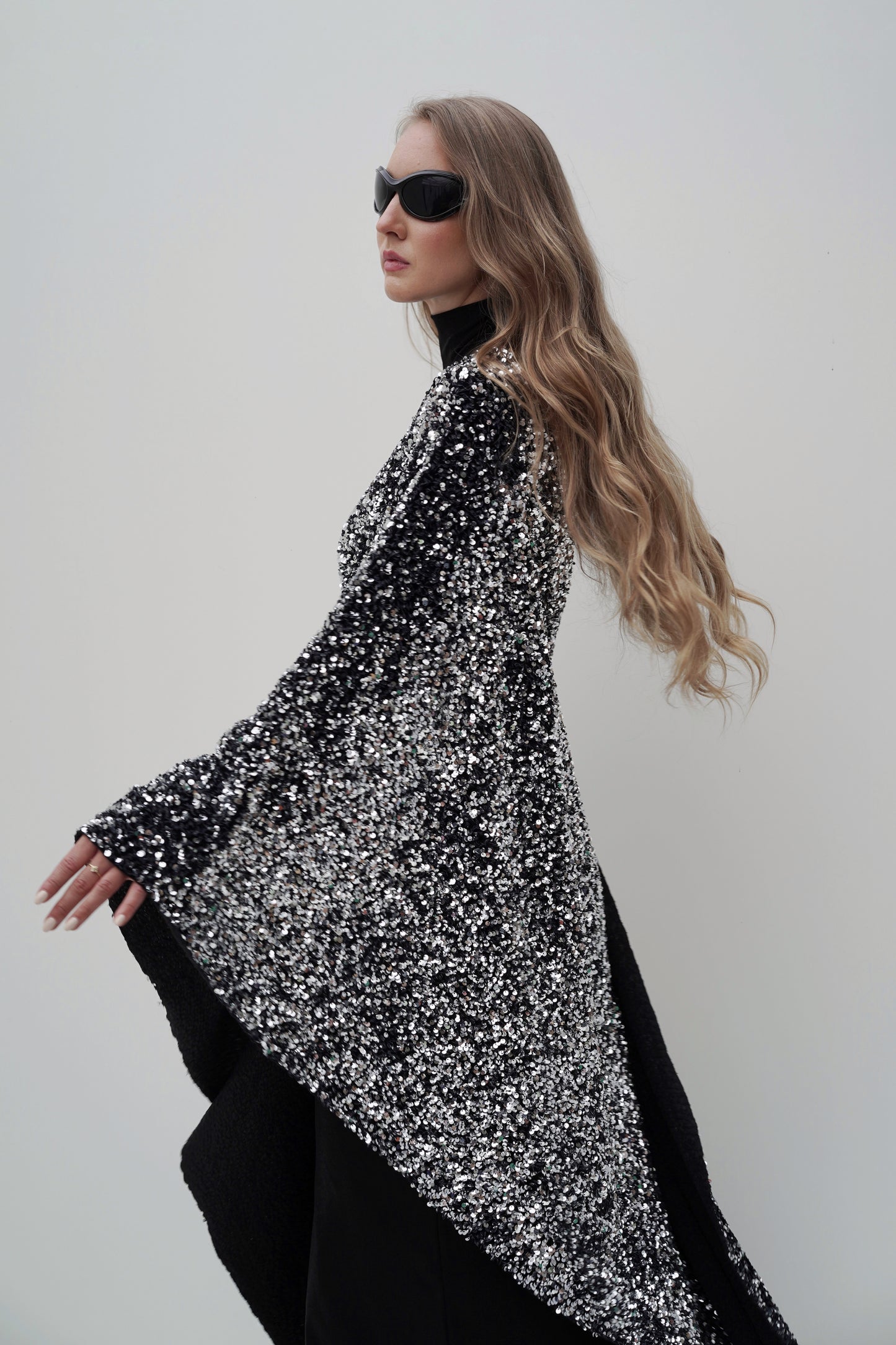 Silbernes One-Shoulder Pailletten-Kleid