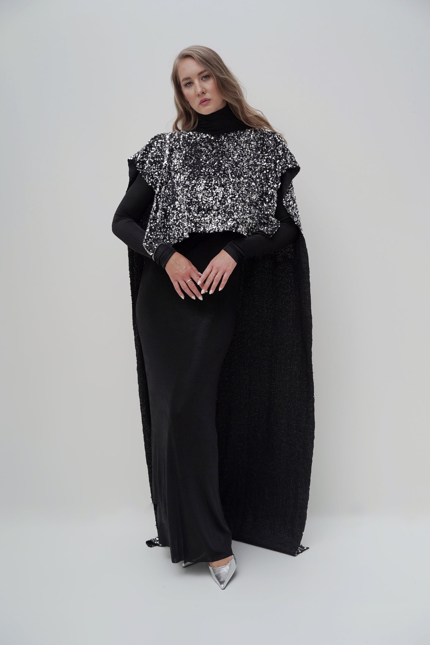 Silbernes Pailletten-Cape-Kleid
