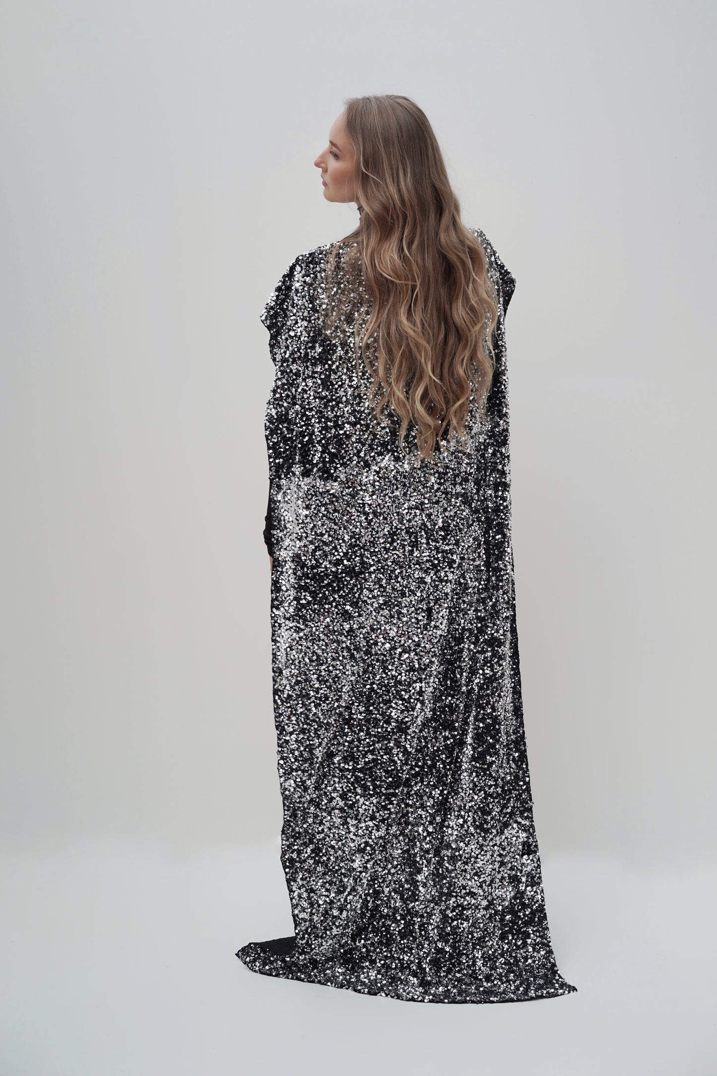 Silbernes Pailletten-Cape-Kleid