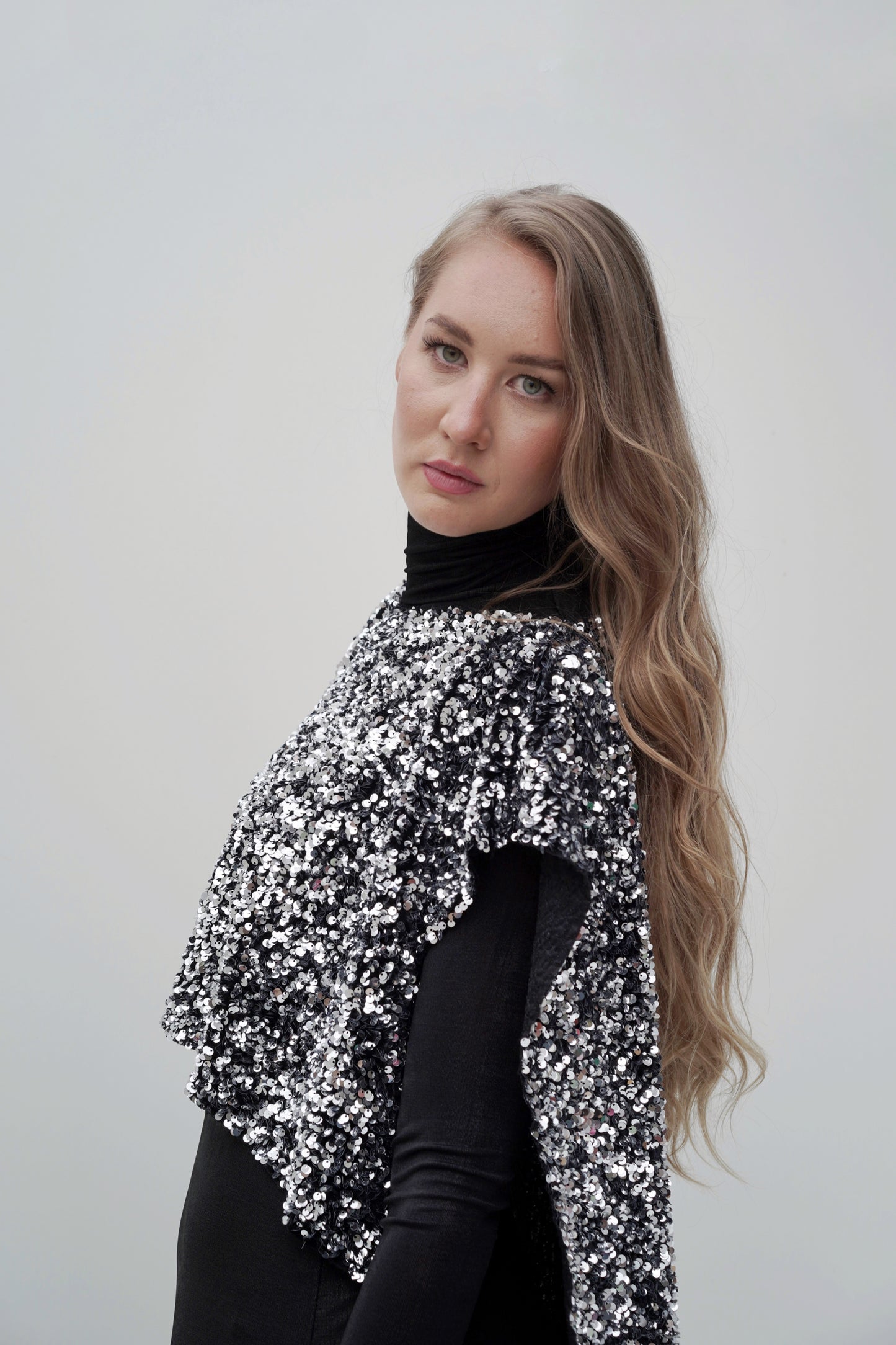 Silbernes Pailletten-Cape-Kleid