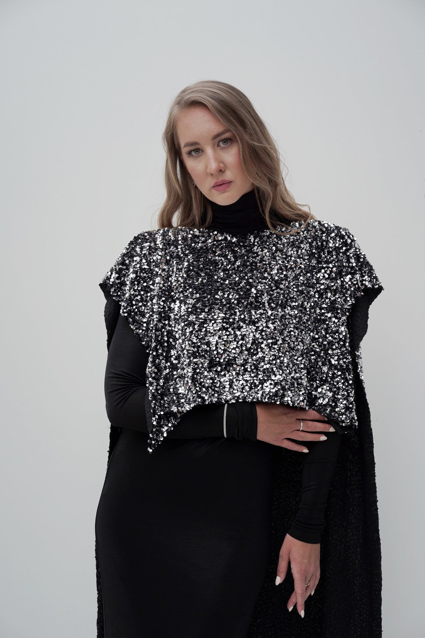 Silbernes Pailletten-Cape-Kleid