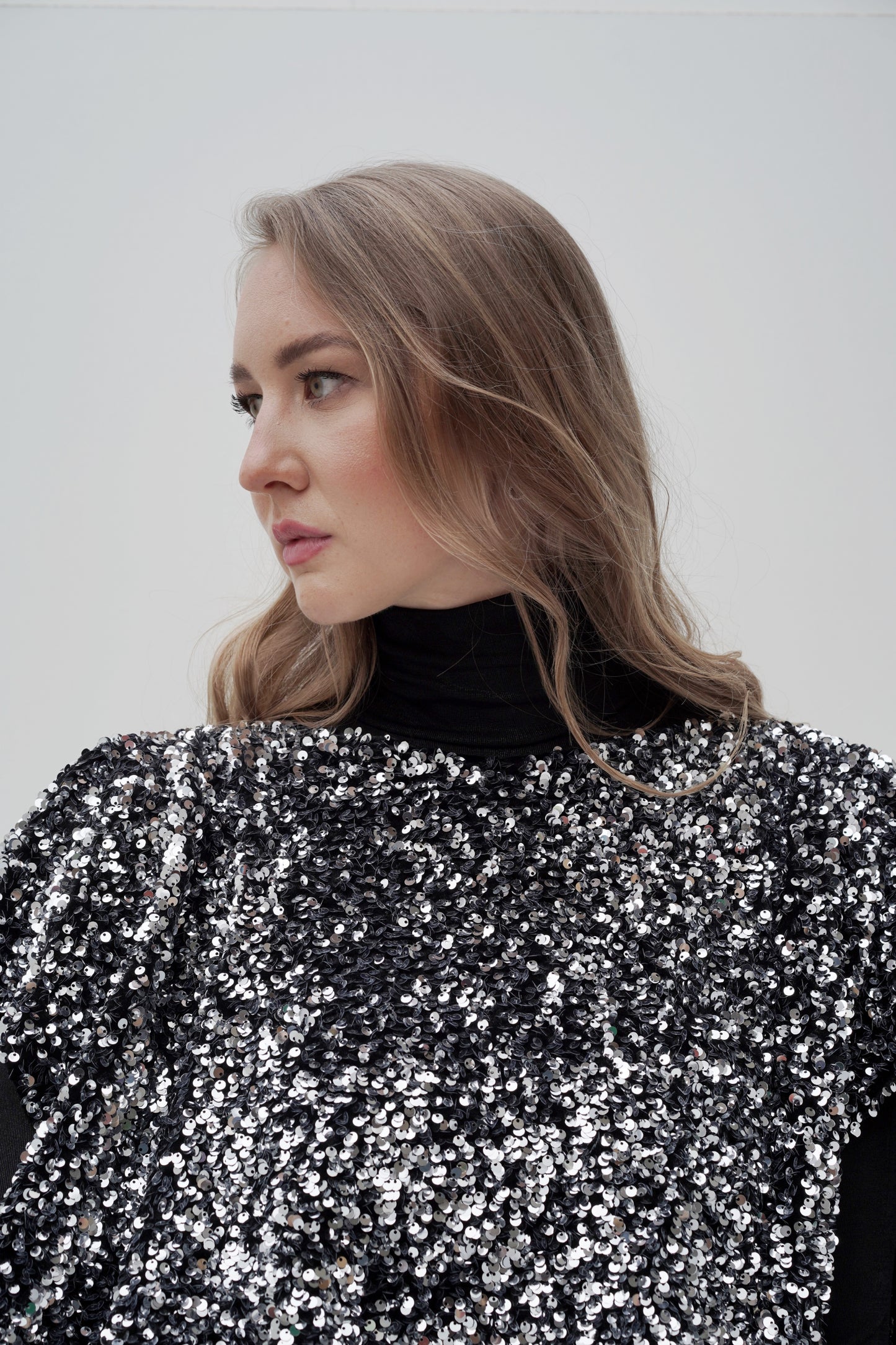 Silbernes Pailletten-Cape-Kleid