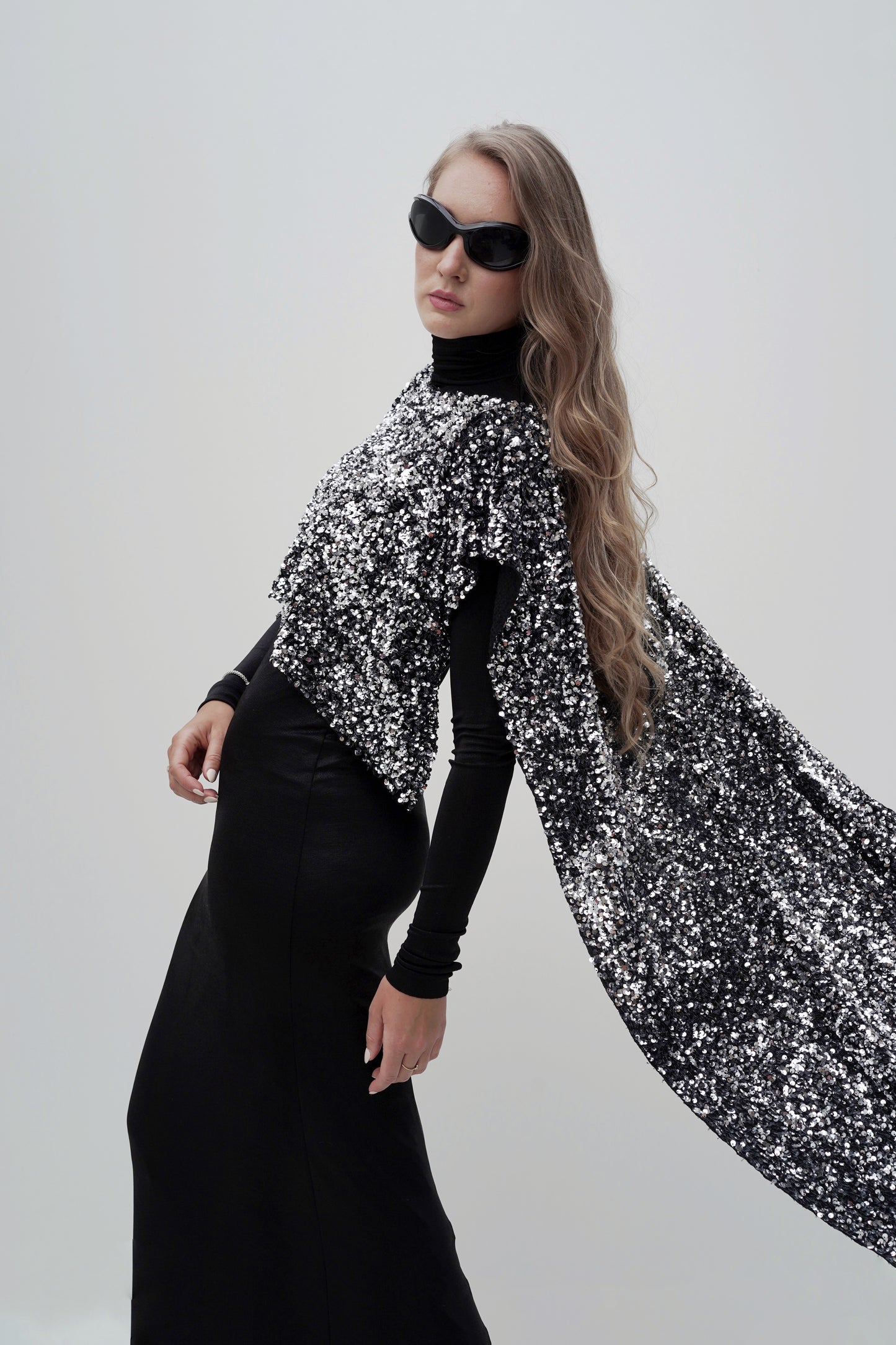 Silbernes Pailletten-Cape-Kleid
