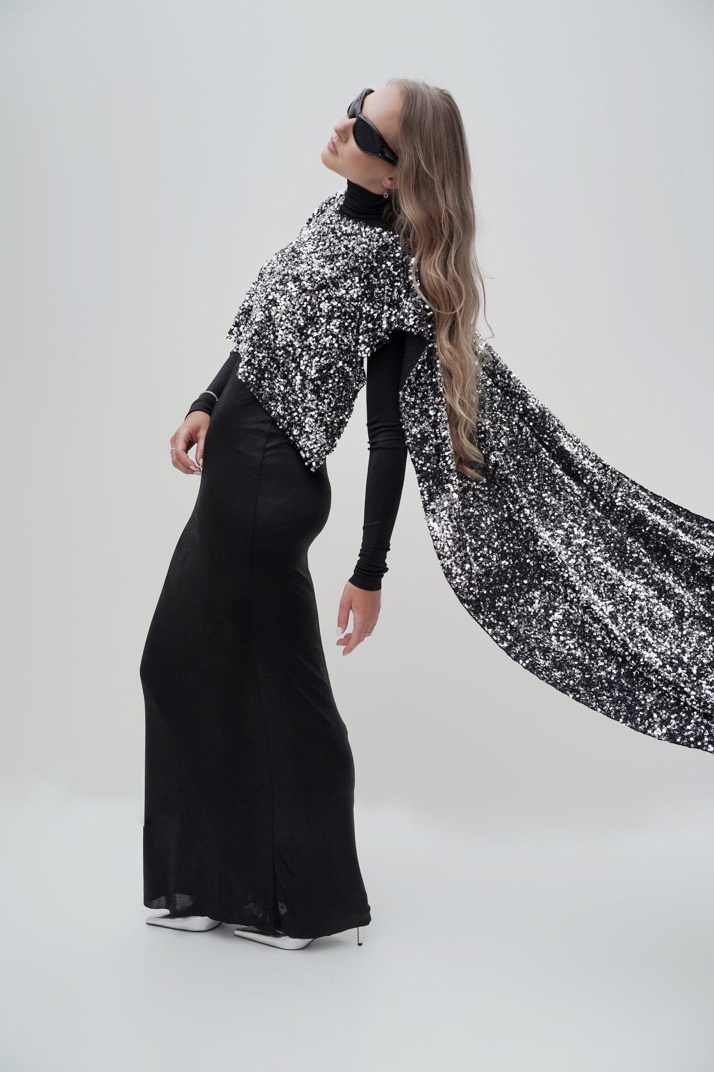 Silbernes Pailletten-Cape-Kleid