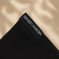 Schwarzer Micro Hijab auf dem Boden, Logo Meriem Lebdiri klar ersichtlich. 